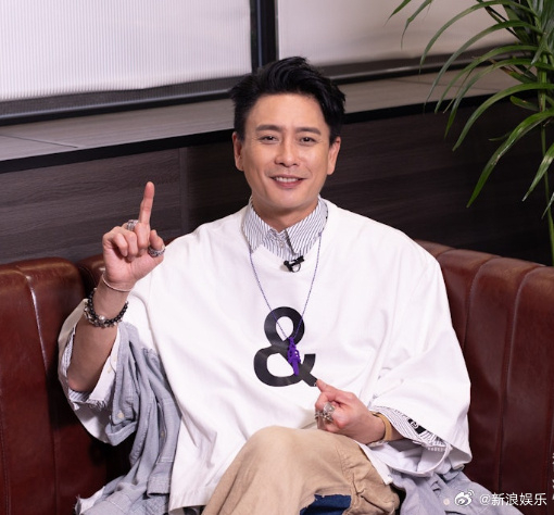 黄宗泽我妈妈特别喜欢赶走我的女朋友黄宗泽笑称不结婚为了气妈妈 据港媒，受访被问到