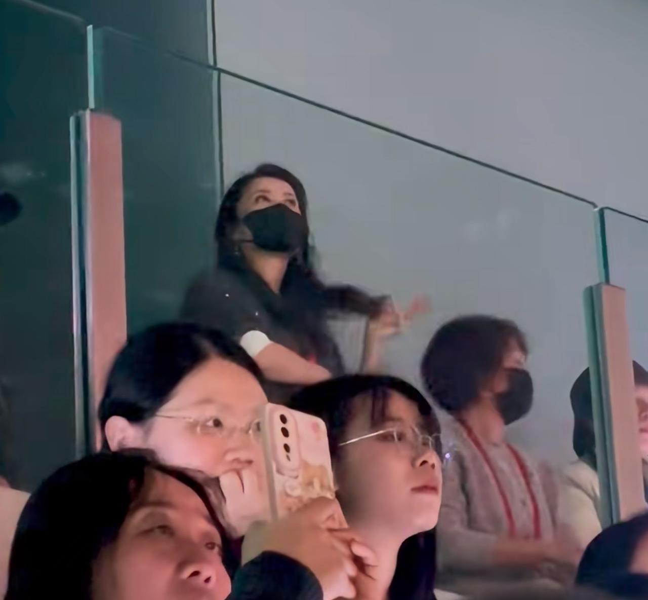 陈楚生昨晚“荒芜之境”演唱会上云姐很好看，父母都在场。
还有花生伯伯也与花生们合