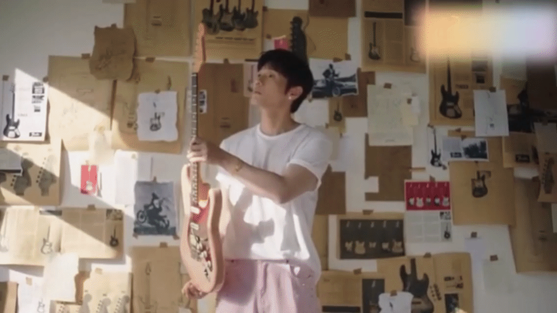 李荣浩40岁状态 李荣浩40岁的状态太牛了！近照中他颜值抗打，身材在线，一举一动