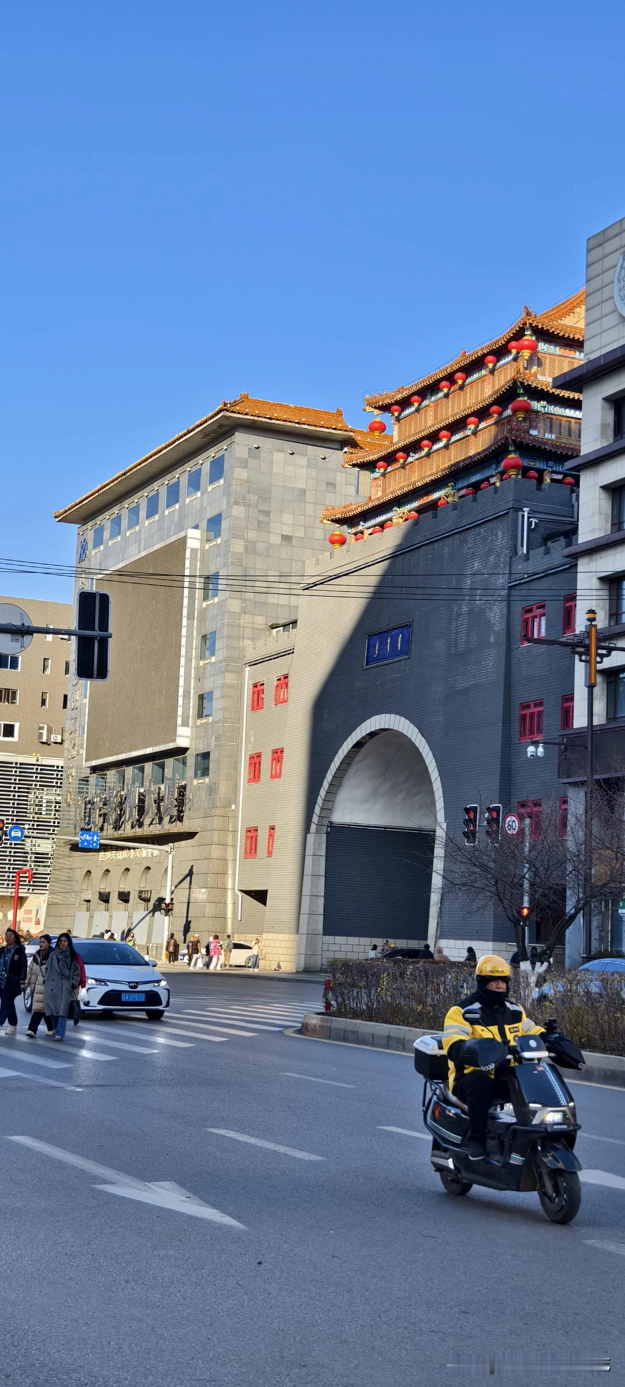 周日出去上街玩，今天的天气很好，阳光灿烂的，湛蓝的天空，和询的阳光，给初冬的城市