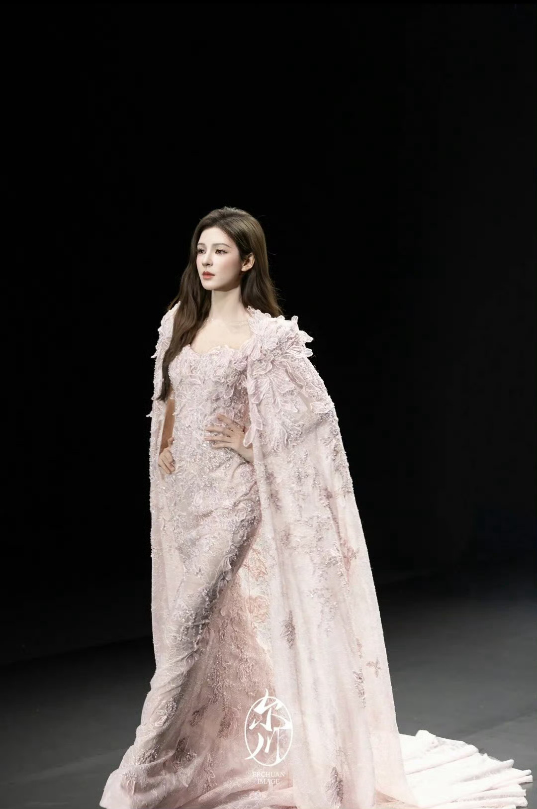 张予曦三亚婚纱周开场封神张予曦婚纱走秀美到窒息 女神降临三亚！简直美到心巴上 张