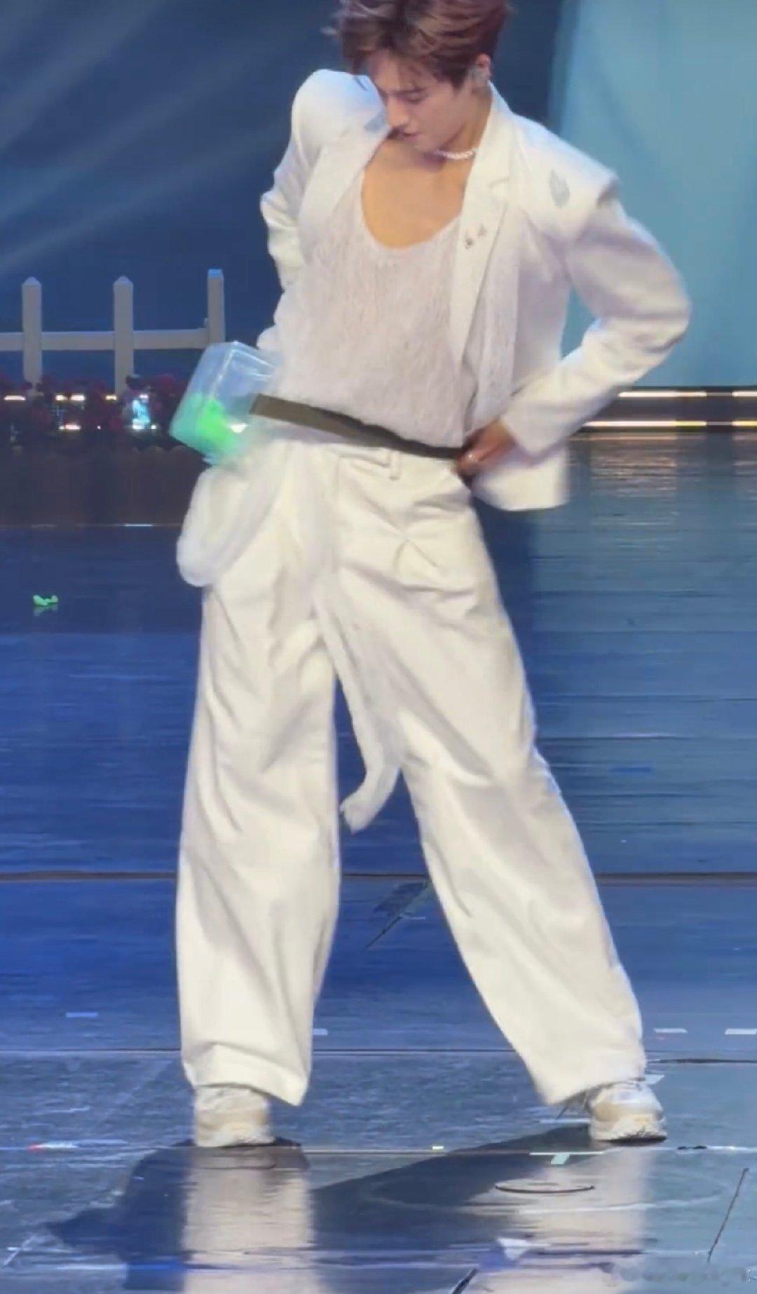 李昀锐抖臀李昀锐玩抖臀游戏 李昀锐抖臀，也就反复看了七八遍吧 