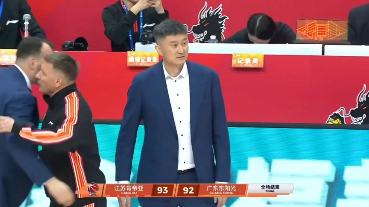 太刺激了！CBA广东男篮客场92-93被江苏男篮绝杀，最后2分钟还领先8分，没想