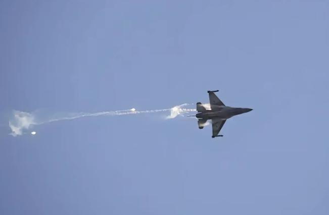 伊朗空军出动了。
当地时间3月1日，伊朗伊斯兰共和国军队发表声明称，伊朗空军对波