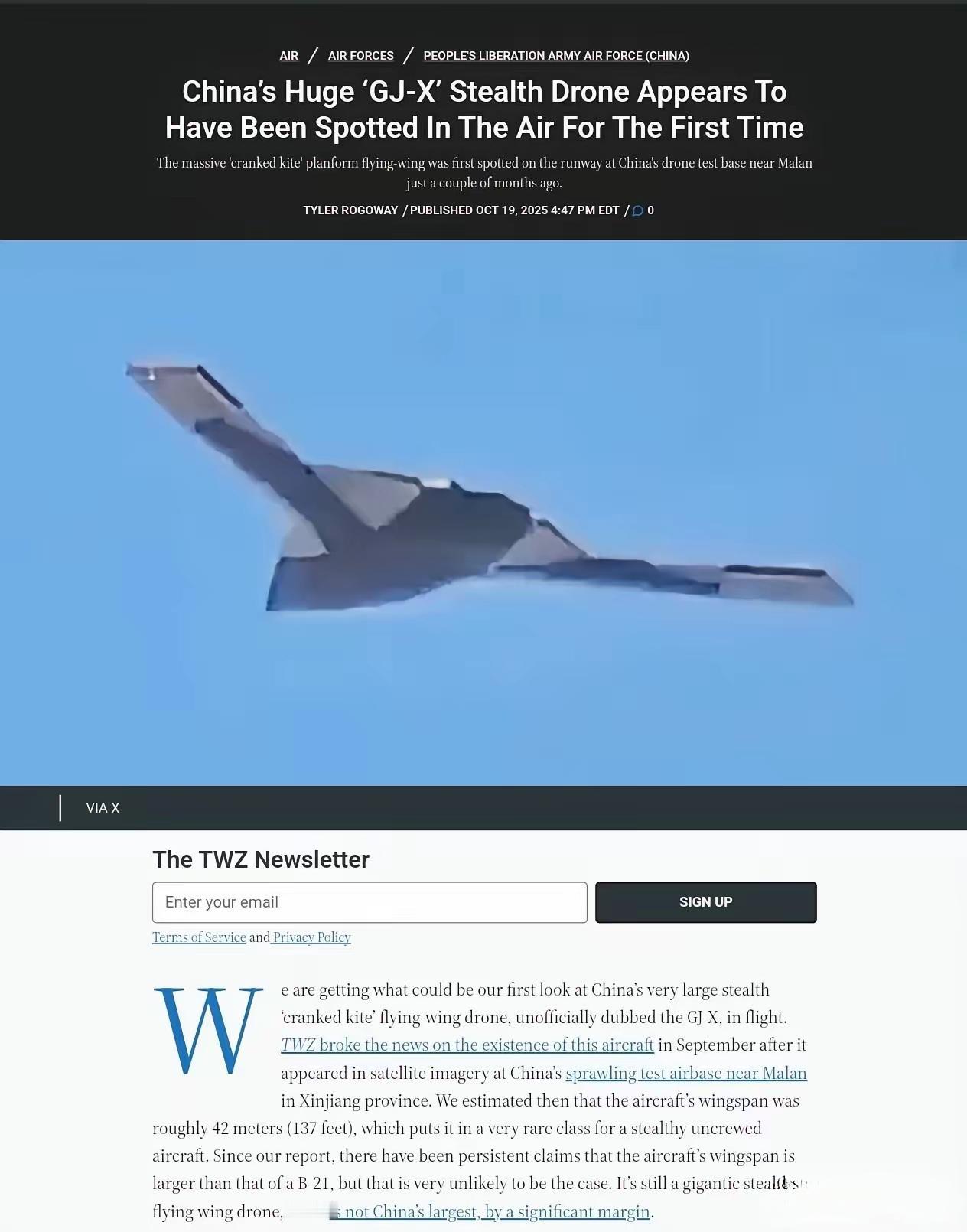 刚刚国外军事网站已经沸腾了，

我国巨型无人隐身轰炸机突然横空出现。

老美《战