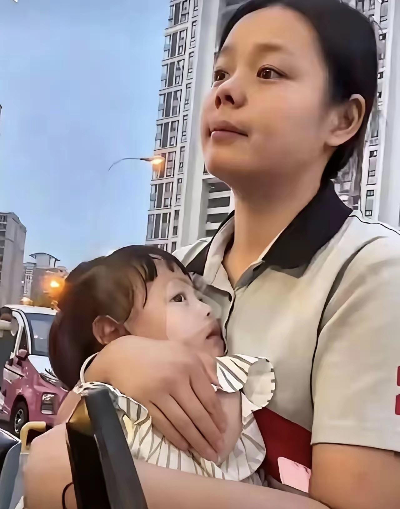 江西女子陈佳欣，从小被亲生父母扔在路边，养父母把她拉扯大。婚后五个月，丈夫意外走