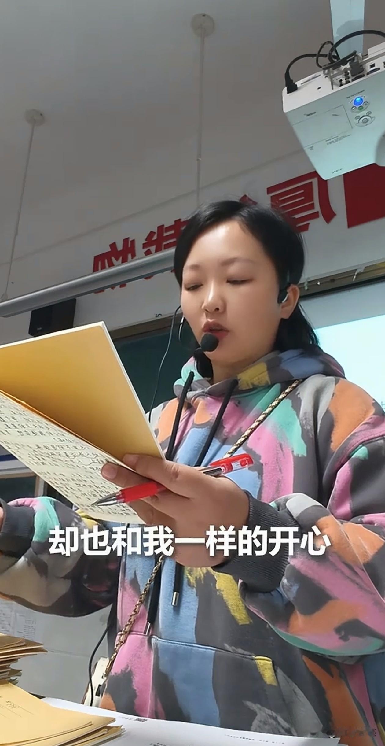 老师批改学生作文时，突然就感动哭了，原来作文内容是怀念去世奶奶，文字里满满都是思