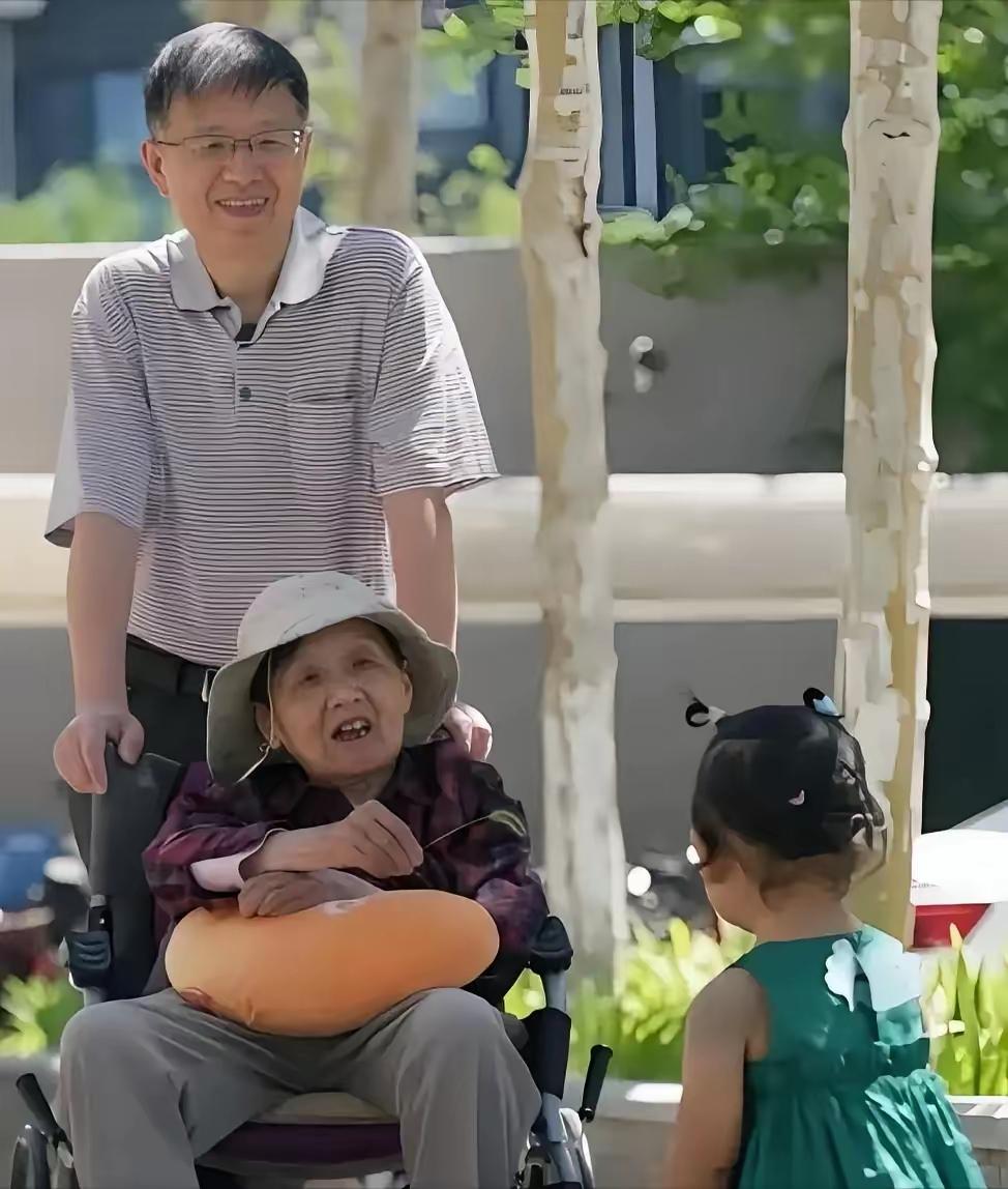 一位社会学家说：“只要你去伺候，一个屎尿屁都不能自理的老人，不用多，就俩月。你会