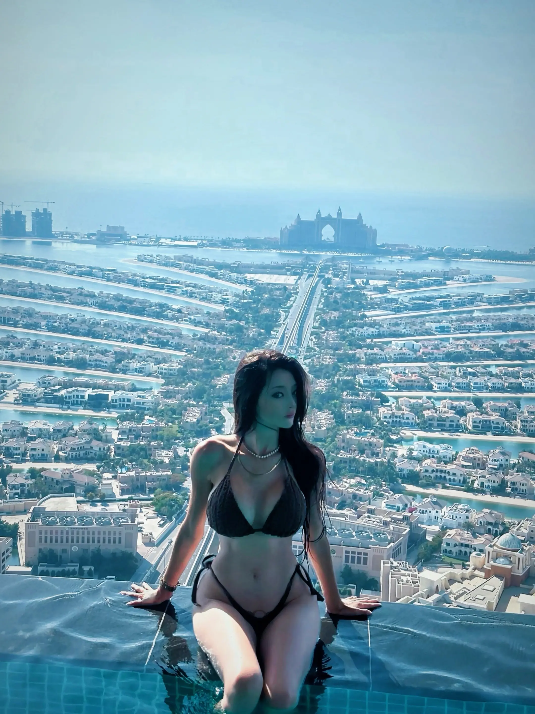 泳池拍摄无不良引导。