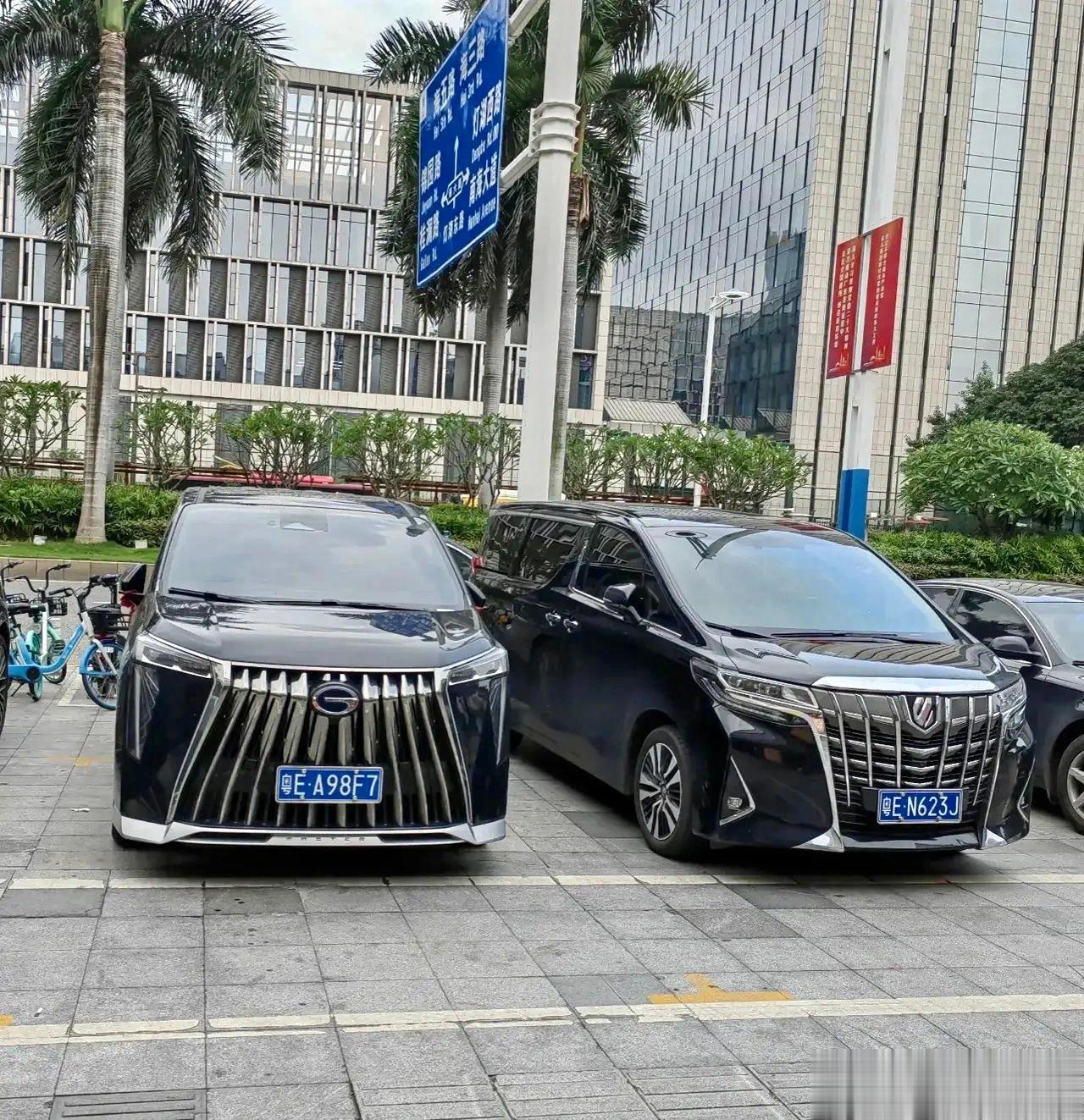 两辆车外观看着差不多，其实价格差一百多万…… ​​​
