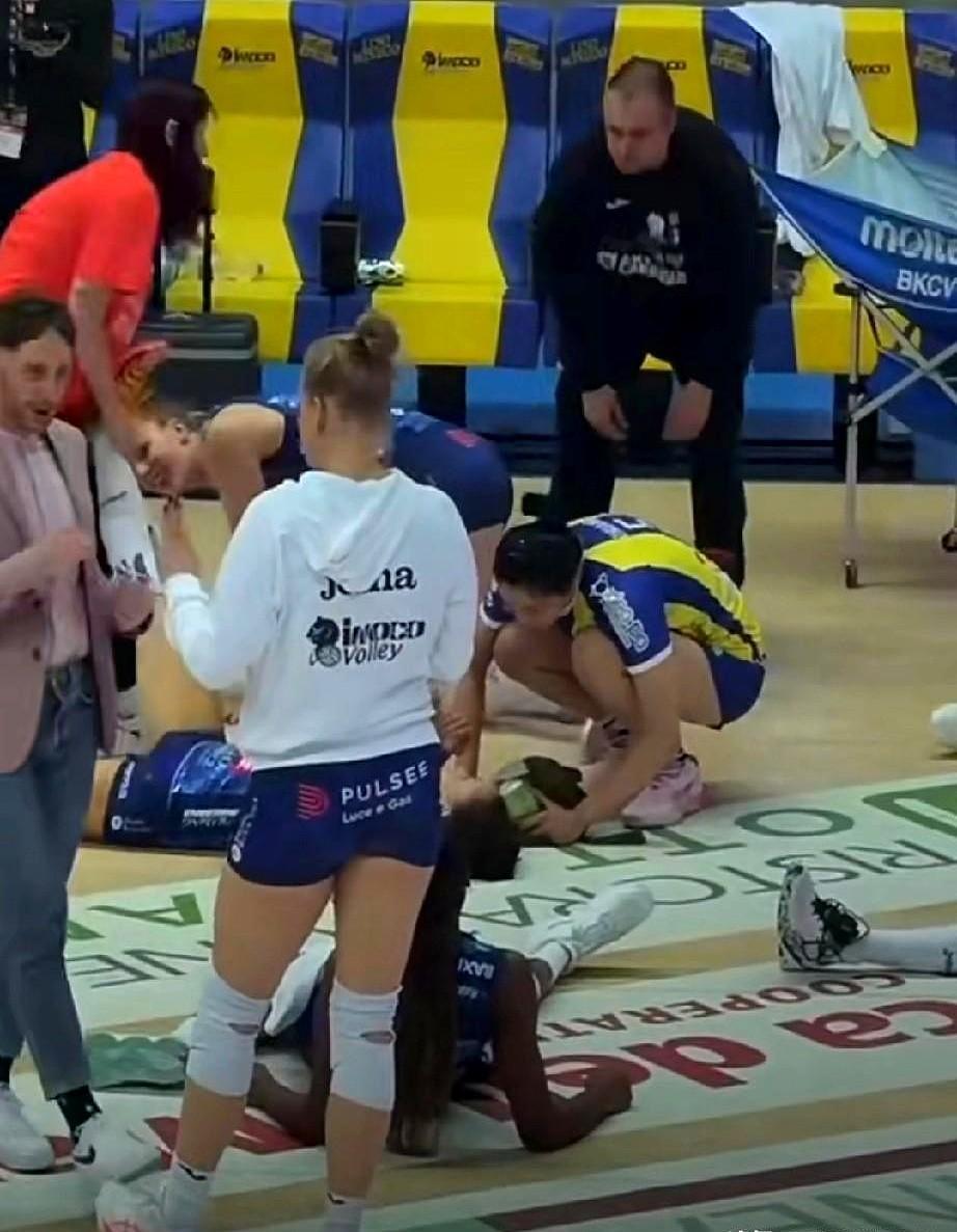 赛后庄宇珊拎着环保袋满场找人送礼，这一幕真把球迷给暖化了。

12月23日意甲第