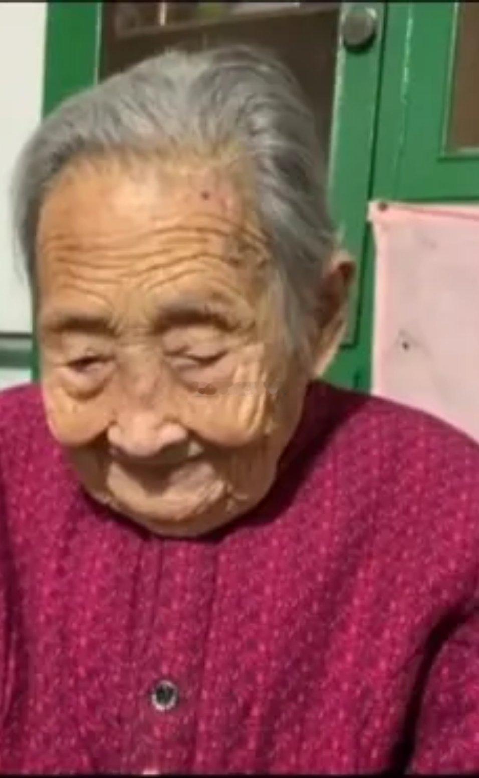 奶奶年轻时也是大美人，可惜不能青春永驻。 ​​​