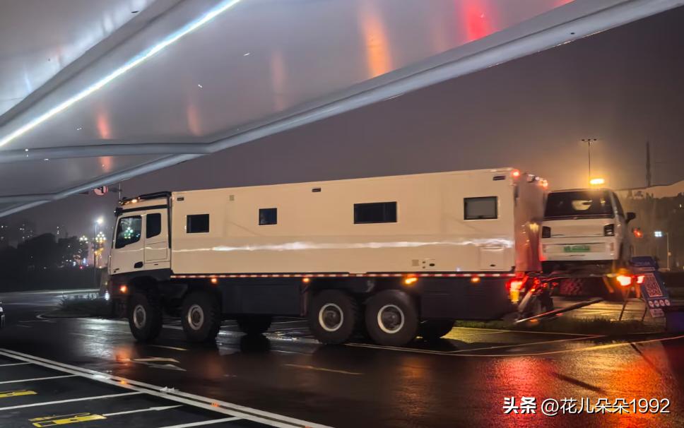 你发现了没有？这么大的房车，它的机动性还是很好，屁股后面挂了一个不到一吨重的小电