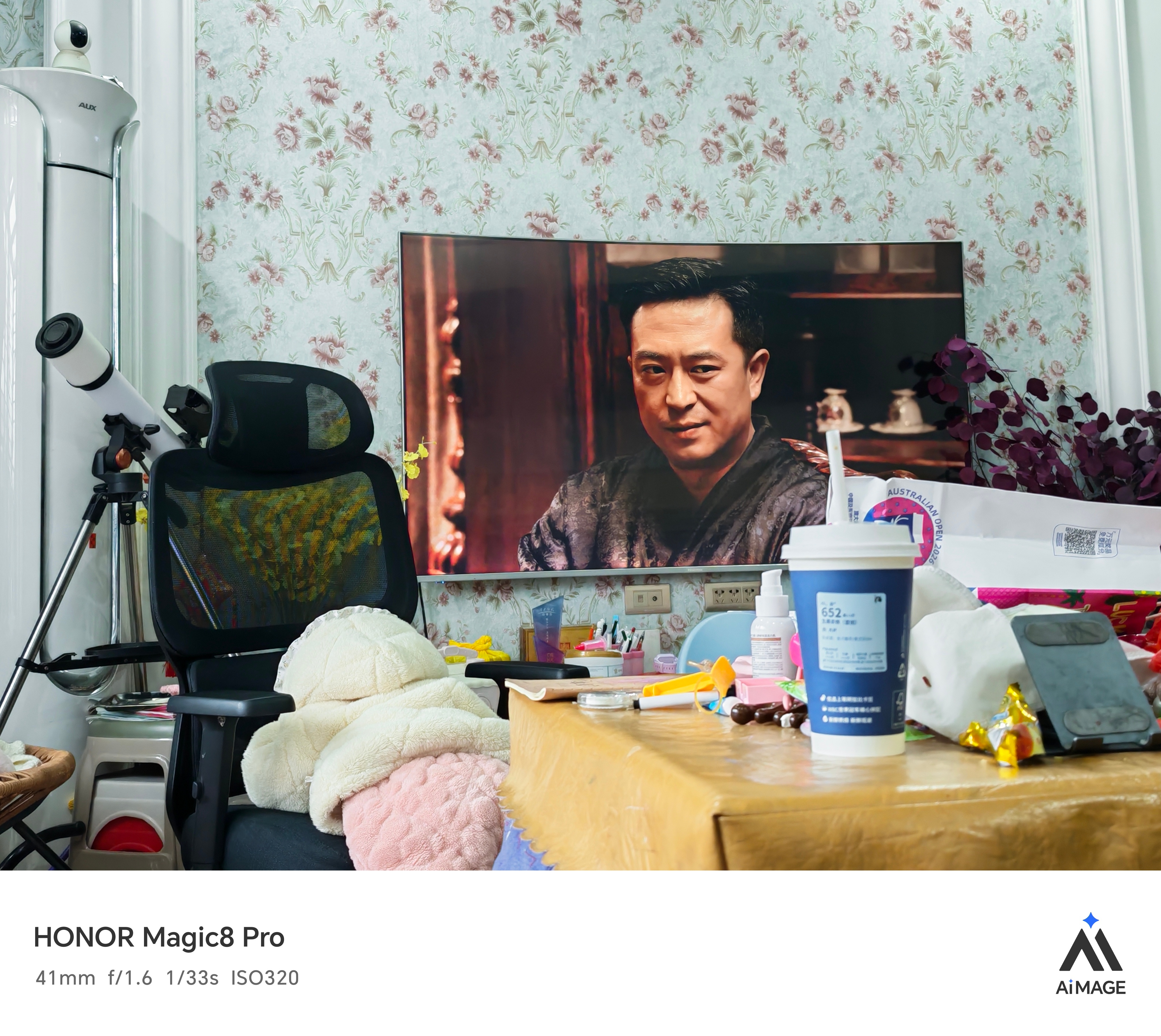 手机出现前的生活没有普及智能手机前，放假了一家人坐在客厅看着电视。智能手机和某音