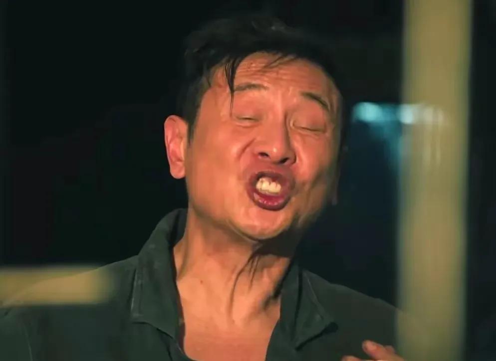 张世再演反派冲着段奕宏秦昊看《扫毒风暴》，却被59岁张世演的反派“老鬼”惊艳了！
