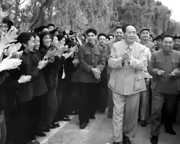 毛主席健步走来！