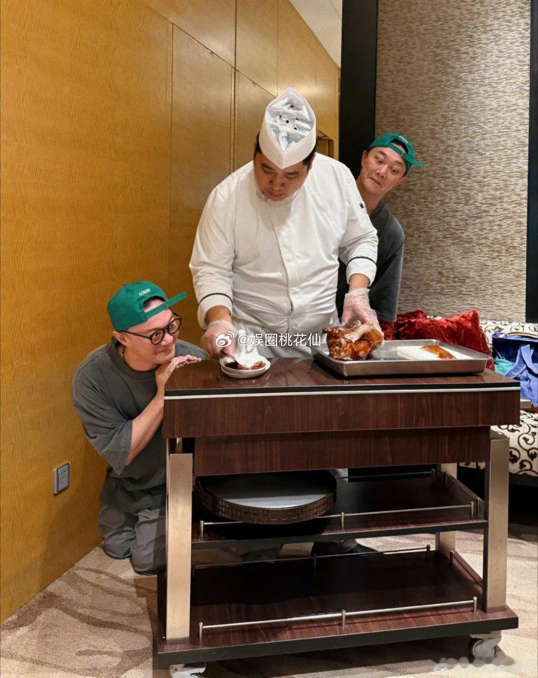 陈奕迅太会玩了，是我眼花了还是陈奕迅会分身了，谁能告诉我这是咋拍的…… ​​​