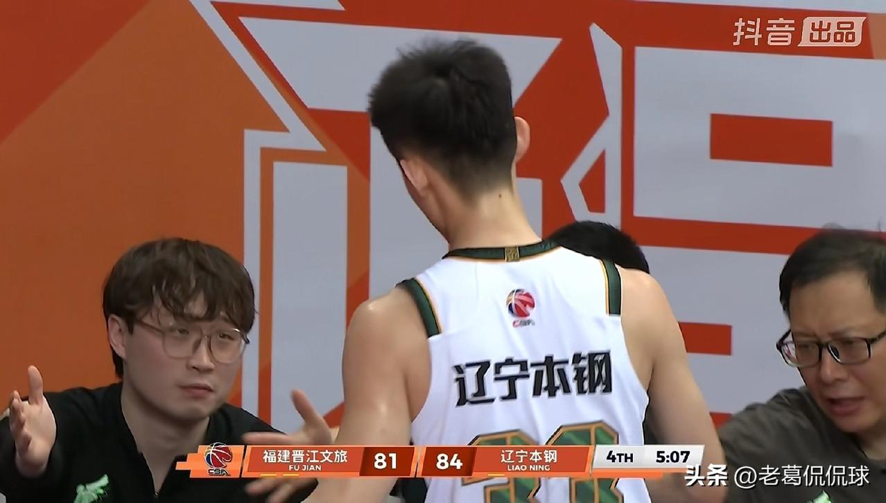 辽宁本钢大将王岚嵚再次化身为了一名铁匠！虽然今天辽宁本钢在客场以102：94击败