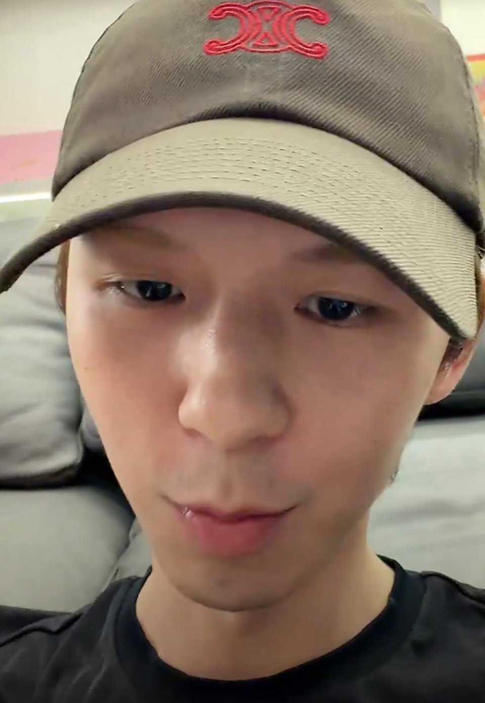 何浩楠偏要自己直播何浩楠选择自主把控直播的全部流程，不套用团队设计好的脚本框架，