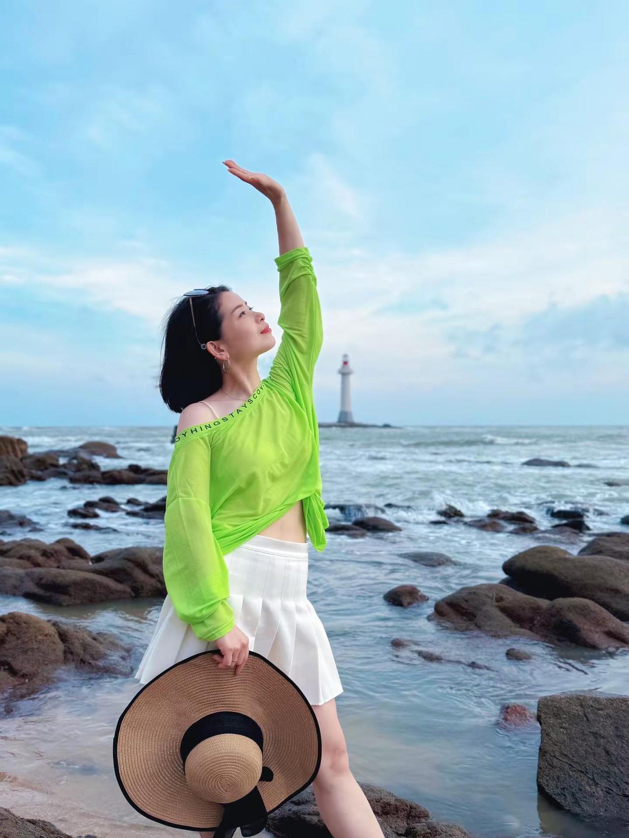 夏天穿小短裙，小吊带的时候了，So下来穿搭自由，挑战S码