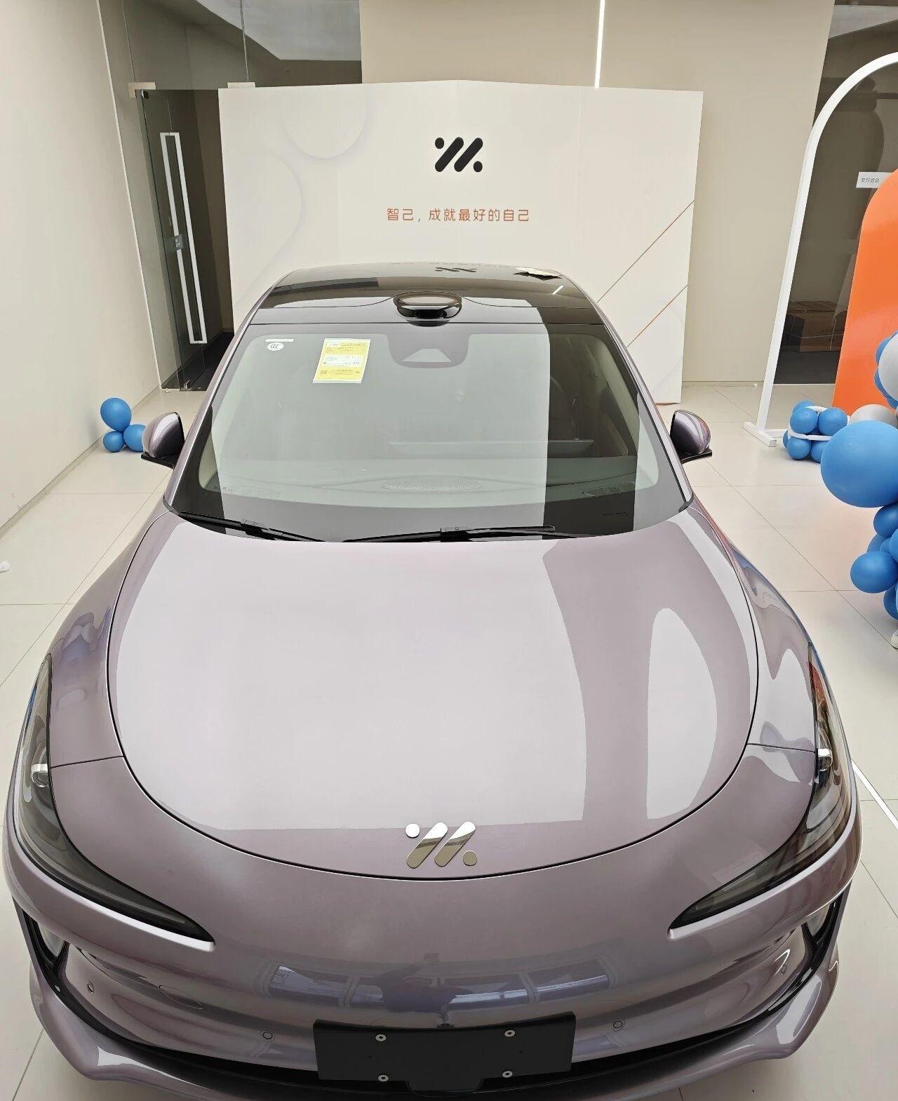 智己 L6 中型纯电轿车喜欢这款车漆吗？新款智己 L6 定位中型纯电轿车，主打高