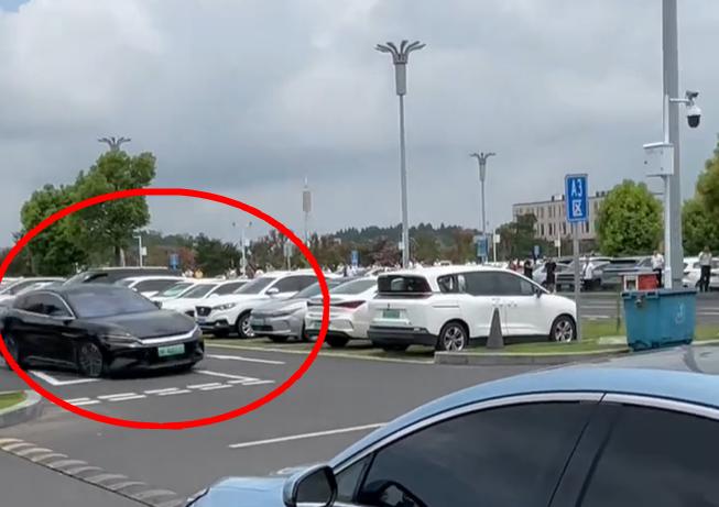 天府机场比亚迪电动车不断转圈圈的原因公布了
今天，一辆比亚迪新能源汽车在成都天府