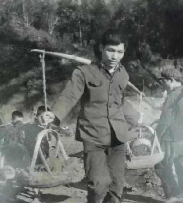 1978年，上海男知青回城，临走前夜里18岁恋人哆嗦着解开扣子。谁知，知青一把摁