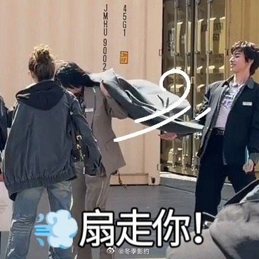 尚雯婕一把就把颜安扇走了 点开视频看了好几遍，尚雯婕只是正常挥了下大衣，颜安那边