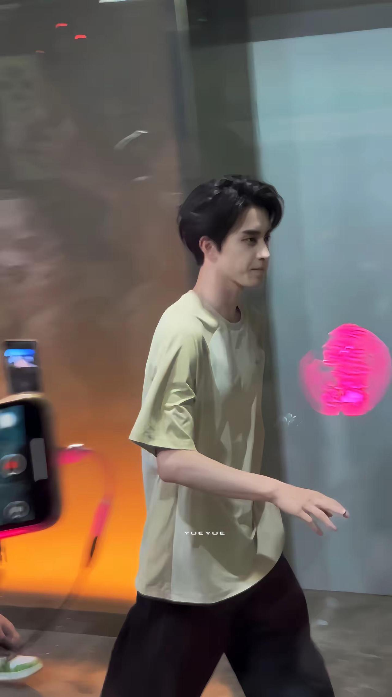 单手插兜。敖瑞鹏帅哥路透
