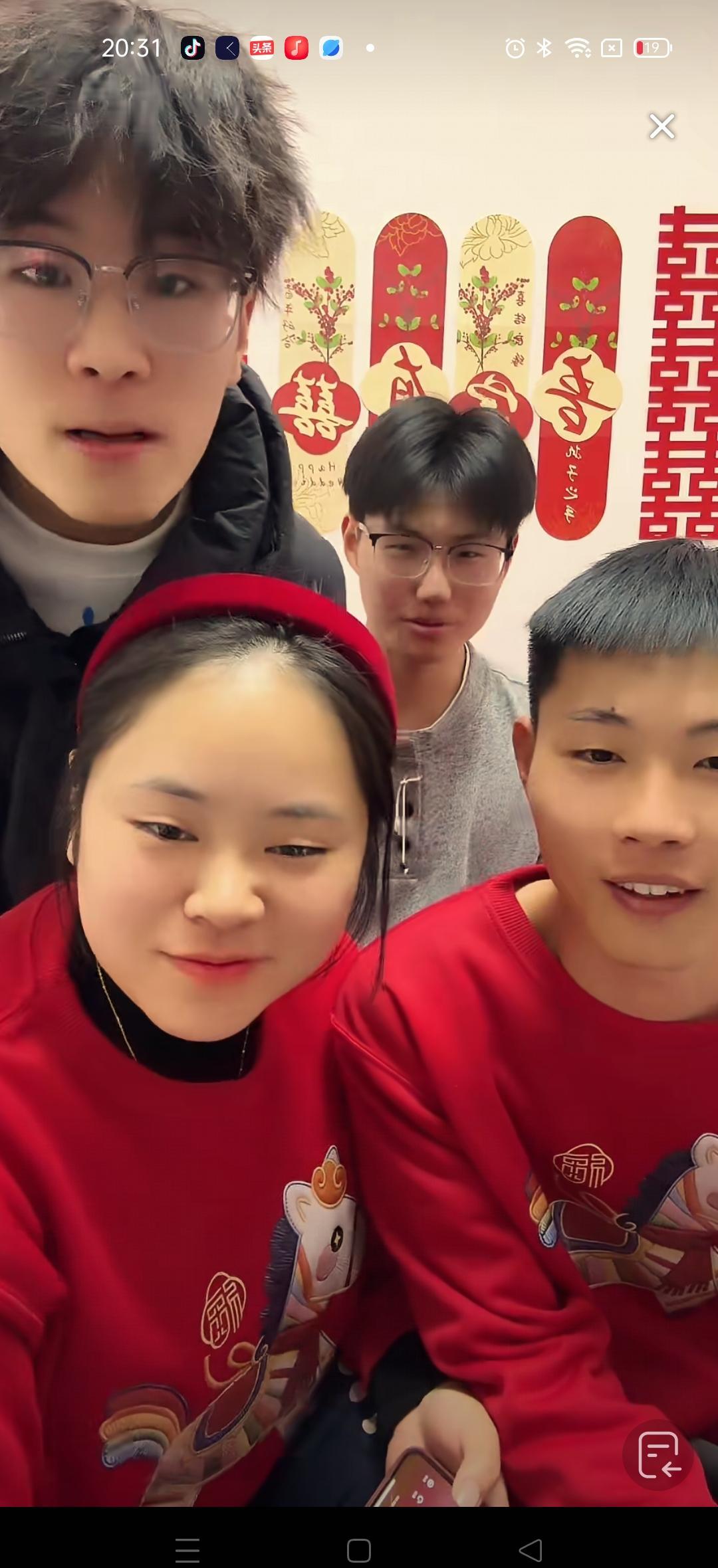 申聪家这是要变天啊！
申军良彻底放手，直播间全交给4个小年轻，这新媳妇一上来就成