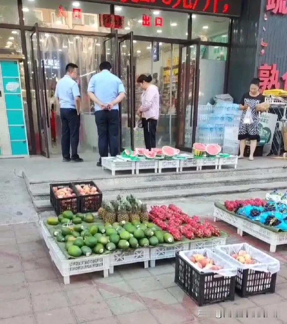大妈在超市偷了一个肘子，结果被工作人员抓住了，并且报了警。
这位大妈真不知道是怎
