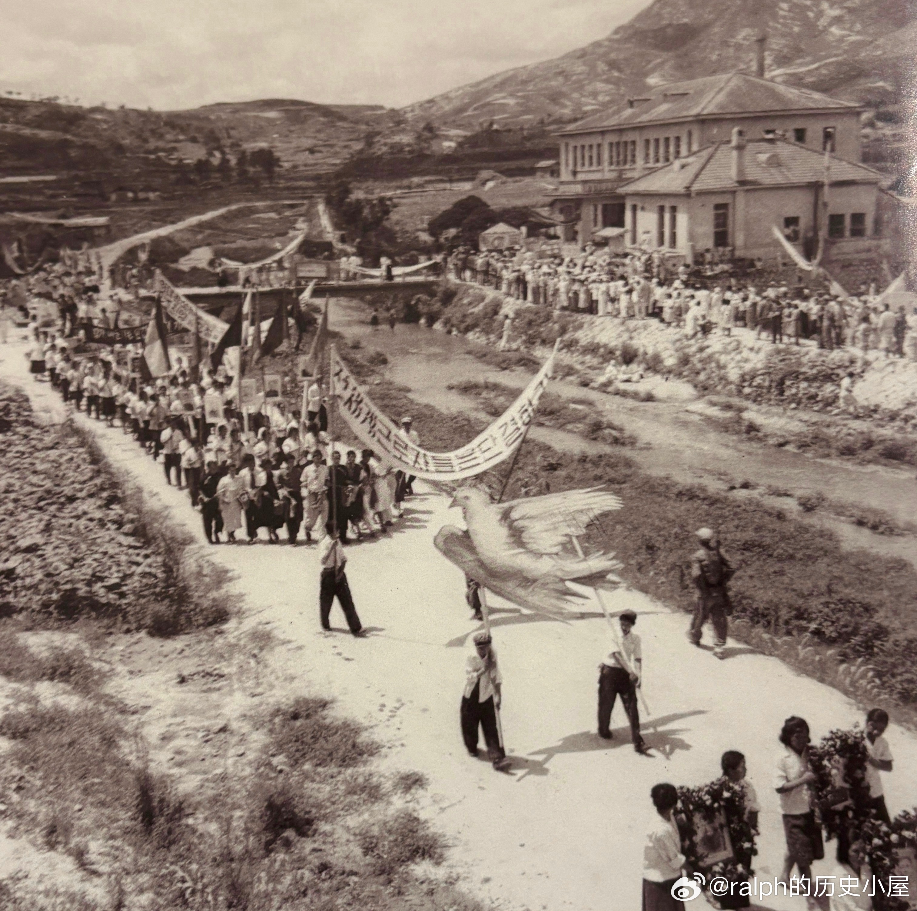 1953年7月27日上午，双方代表在板门店停战协定上签字后，开城的朝鲜人民举着大