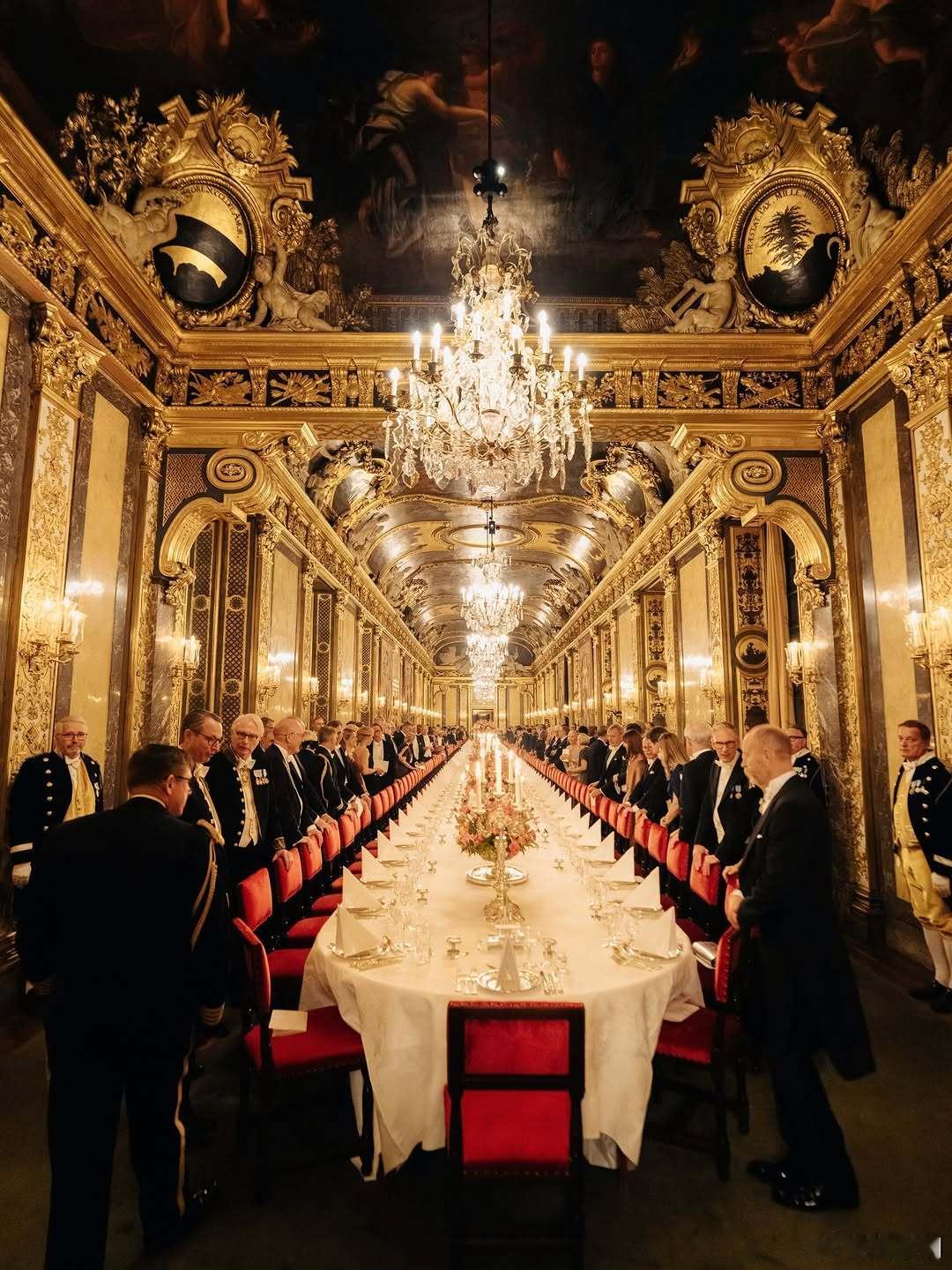 瑞典王室 🇸🇪🇸🇬10月19日，卡尔十六世·古斯塔夫国王在王宫为新加坡总