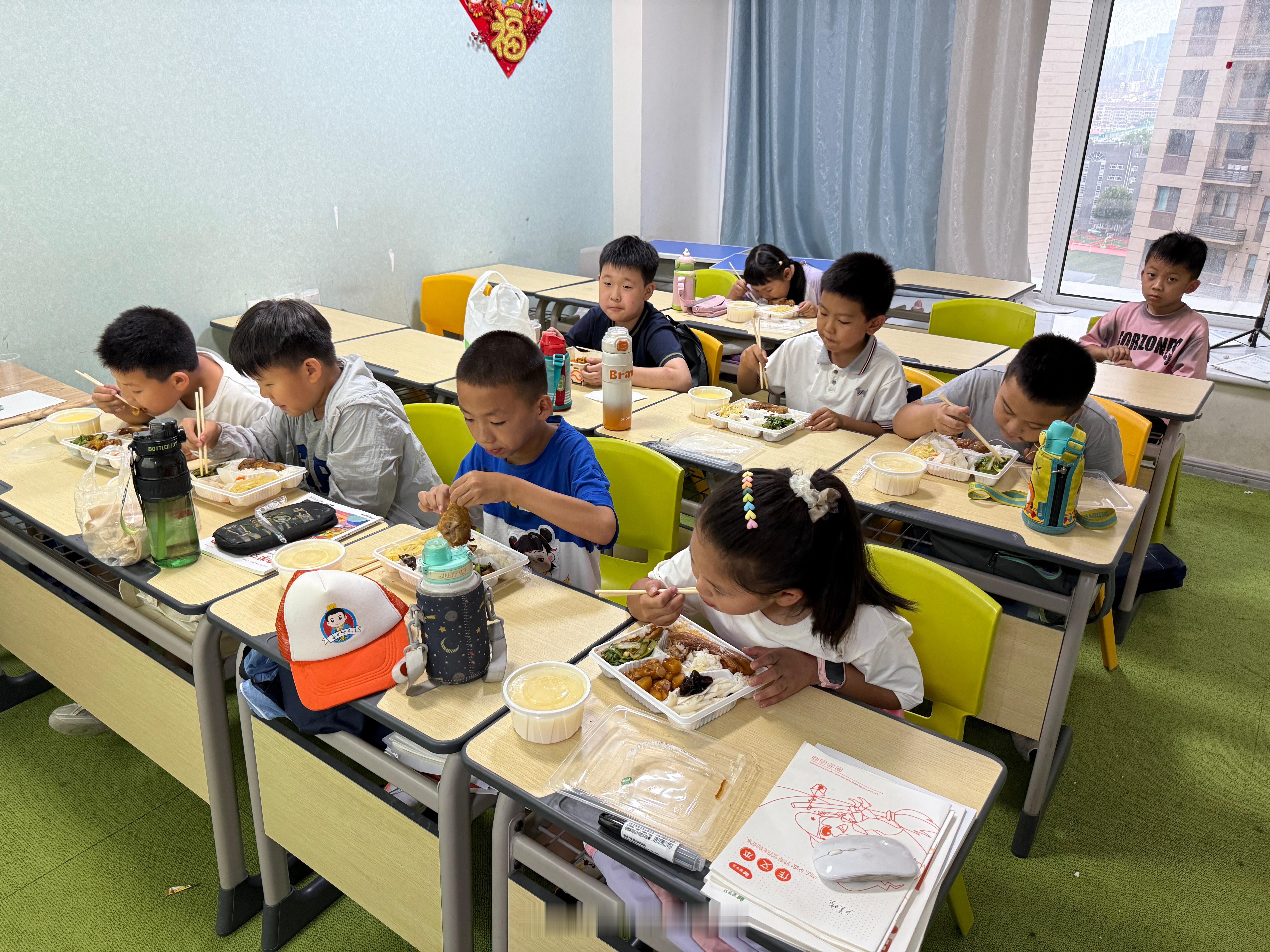 替老师看了会儿孩子，伺候吃喝打扫卫生，一身臭汗，培训班老师也不容易啊……终于回到