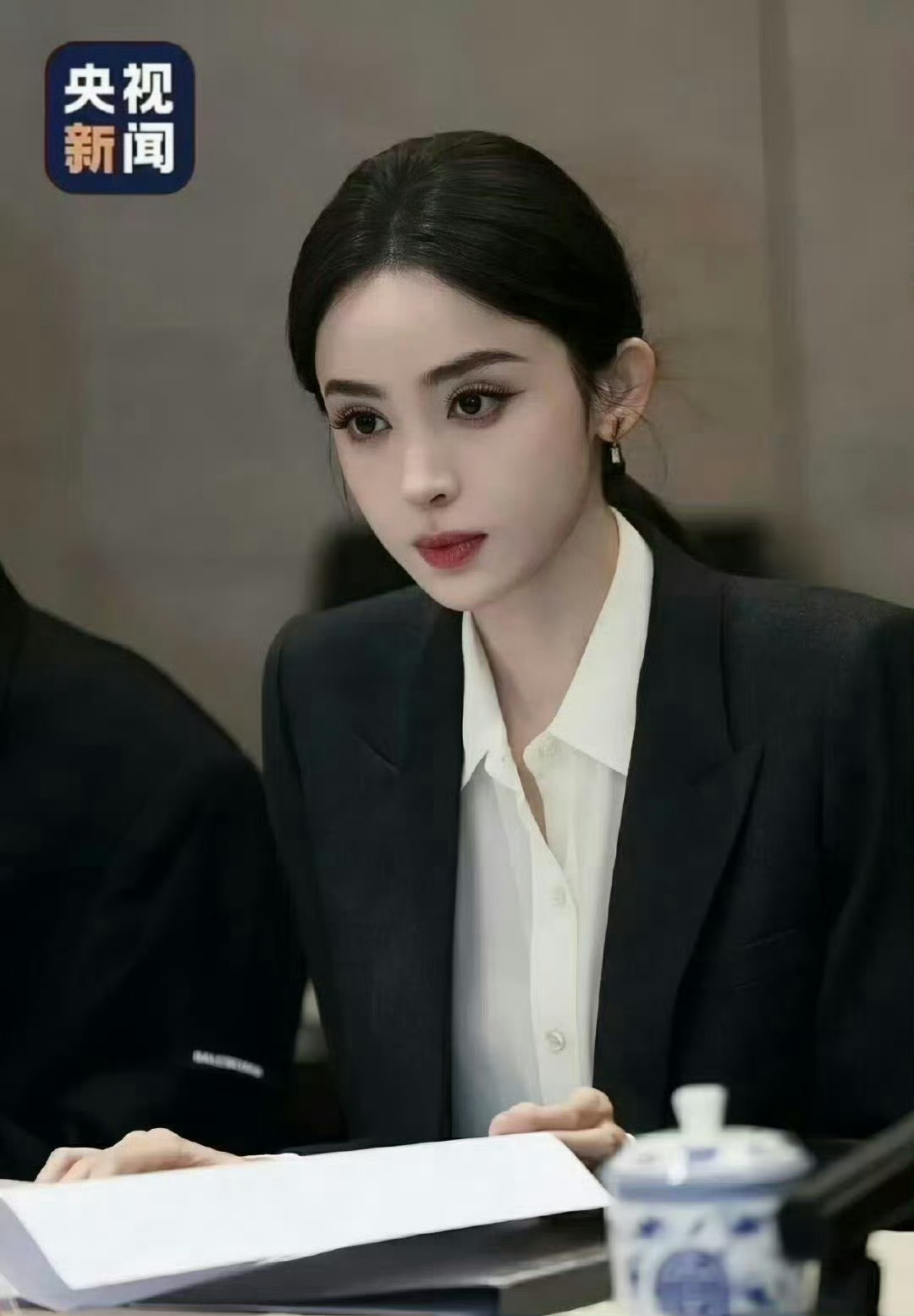 不愧是娜扎这可是央视新闻啊这颜值太抗打了 ​​​