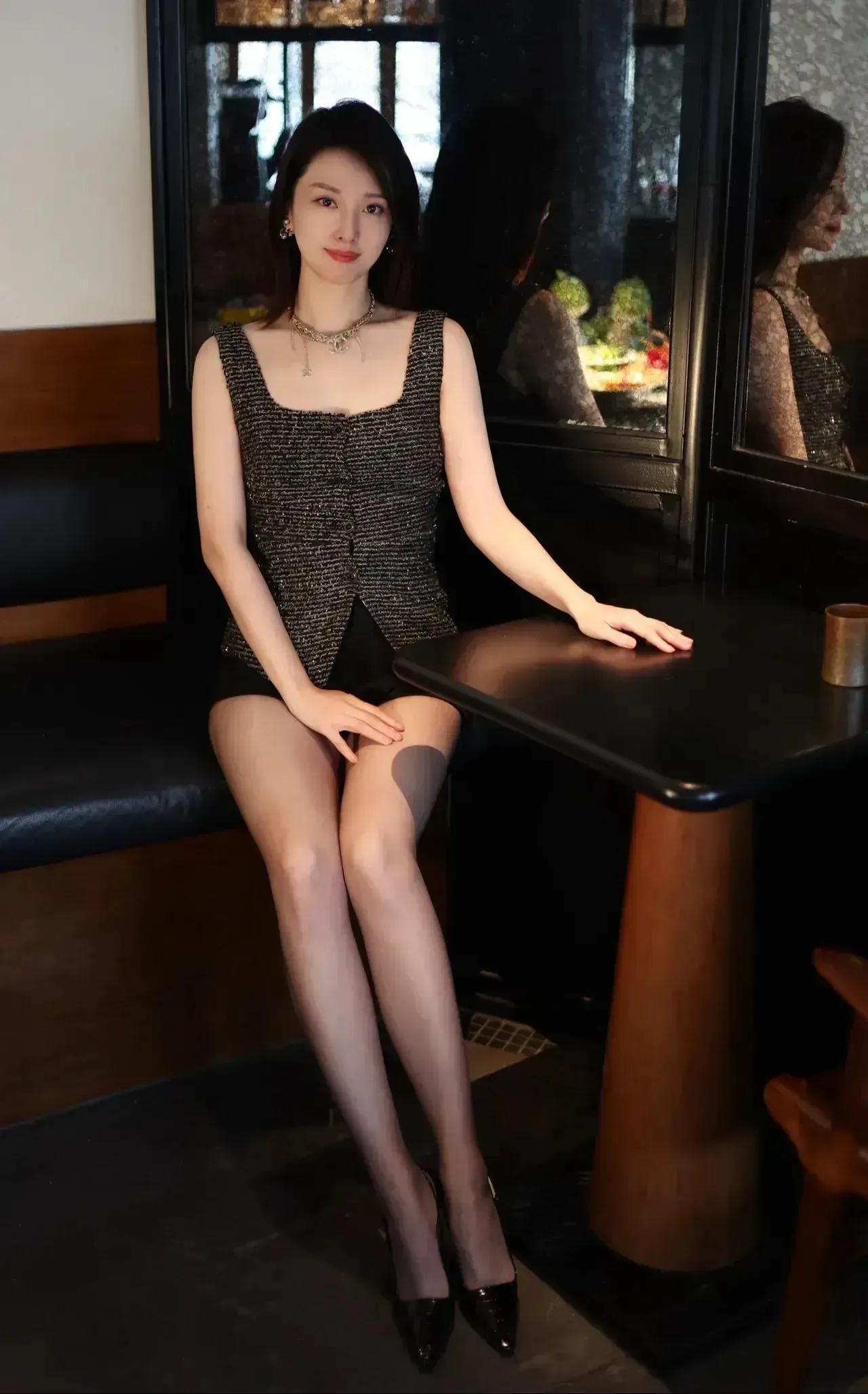 气质美女，两位大美女，高颜值，超美身材，修长玉腿