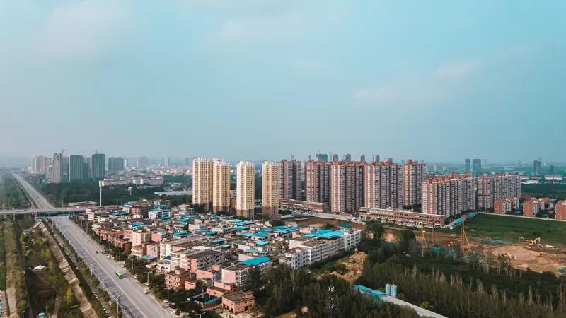 推动城镇化建设与生态保护协调发展，得从多方面入手。就拿城市规划来说，不能盲目扩张