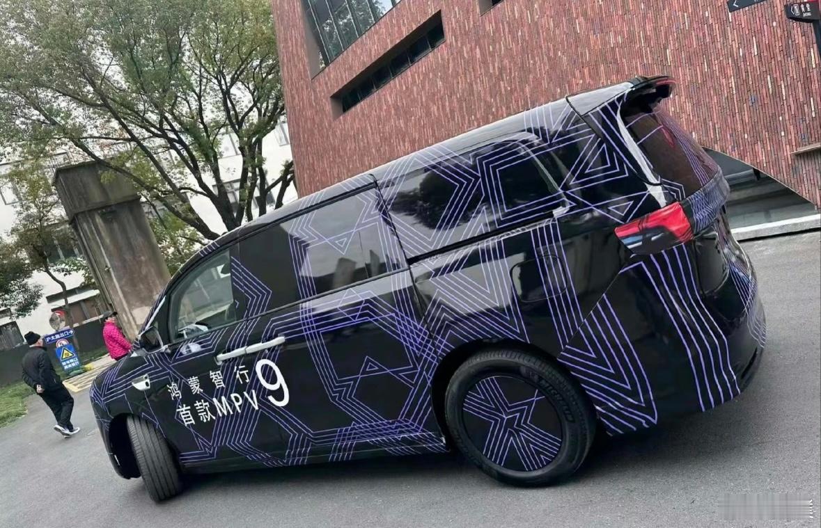 鸿蒙智行首款MPV谍照曝光，新产品会放在智界品牌下。整体轮廓看着很规矩，看大小预