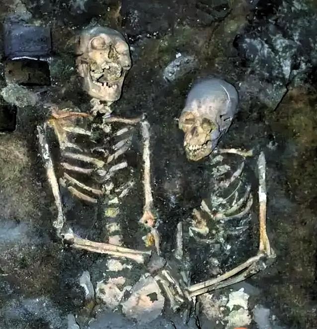1997年7月，沈阳东华门一处商业楼工地正在开挖地基，挖掘机挖到地下四米深时，铲