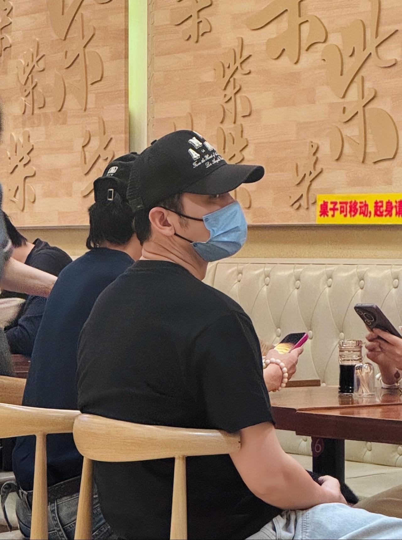 近日，有网友在北京三里屯偶遇李晨，他在一家面馆里，等着吃面的画面。

发现李晨挺