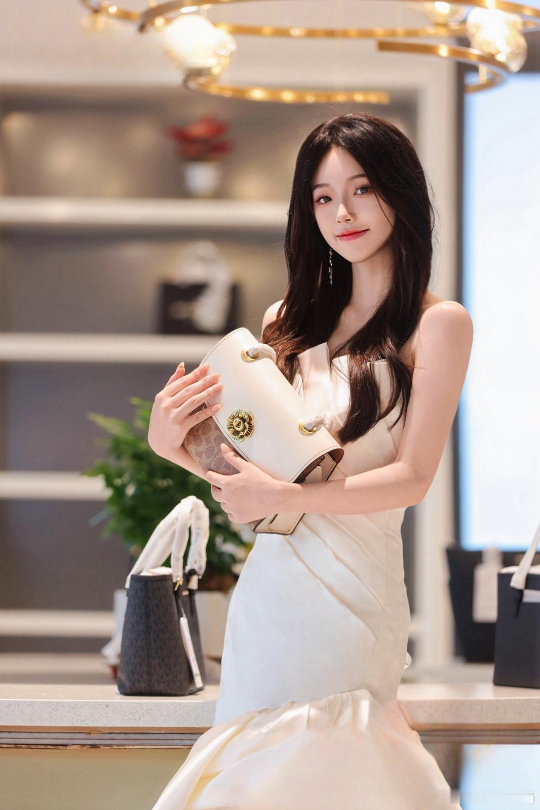 #中健·玛玺奥特莱斯 ✘ #桥联影业金秋十月，中健玛玺奥特莱斯集团形象大使金雅娜