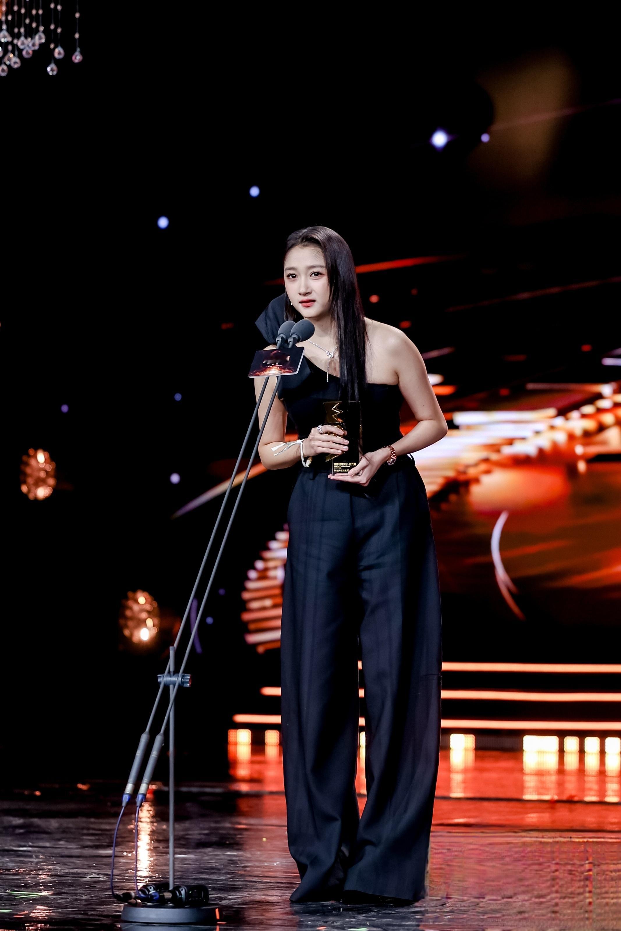 关晓彤李昀锐头盔贴贴花絮  在复制粘贴的时代，你是手写的诗