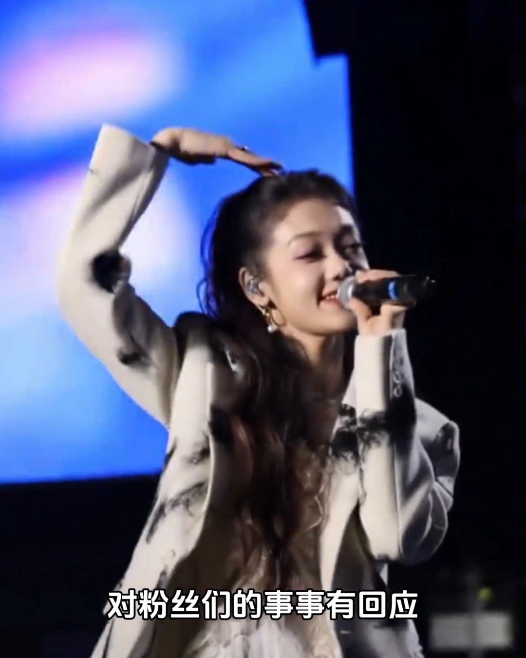 希林娜依高的树牌是粉丝的名字  当希林娜依高俯身种树，认真刻下粉丝的名字，她其实