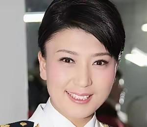 同是一张脸，
咋越看越不顺眼；
还是那个人，
咋嘴还变形了？