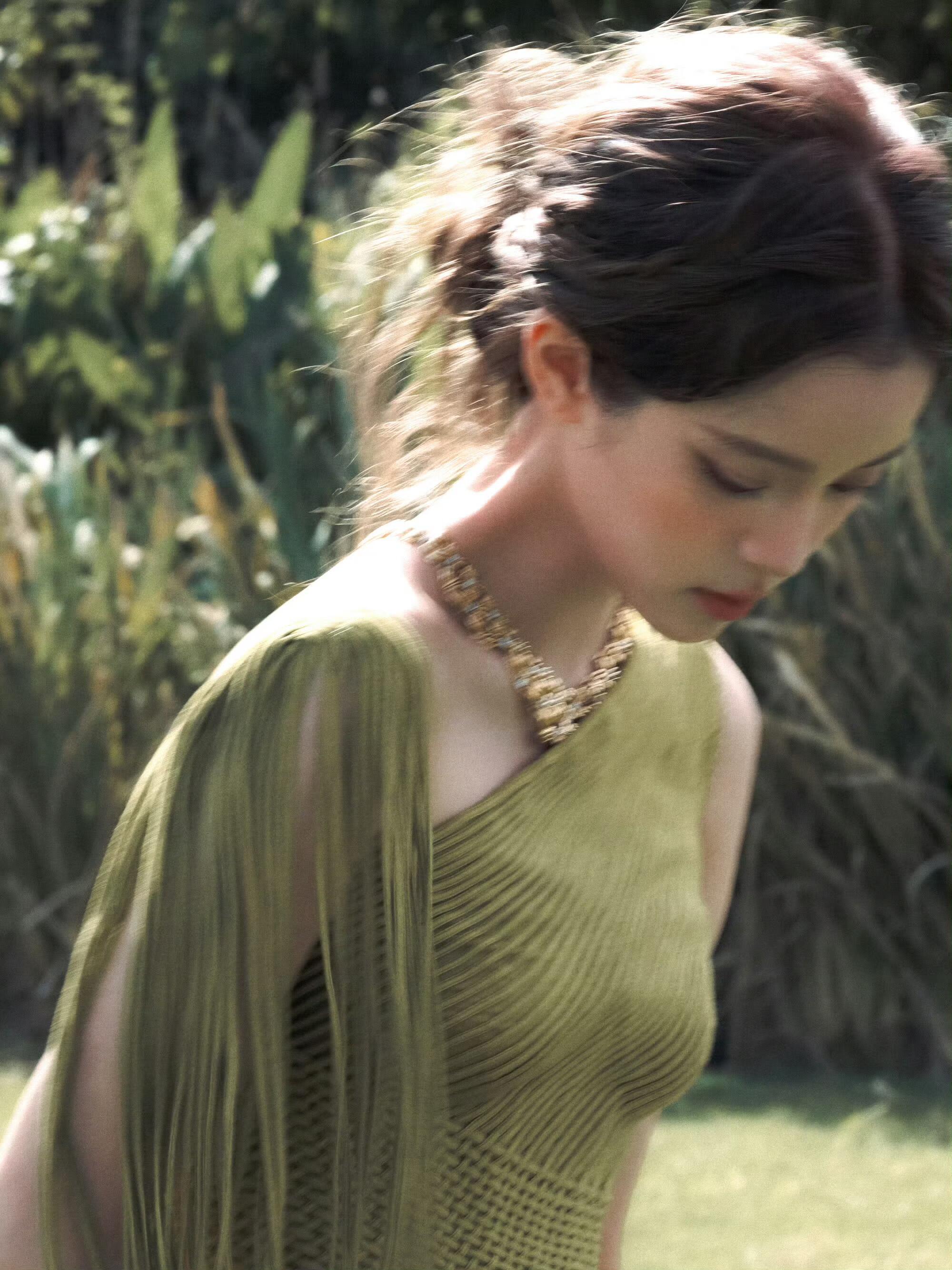 欧阳娜娜有这么香吗？蝴蝶都来了！ 