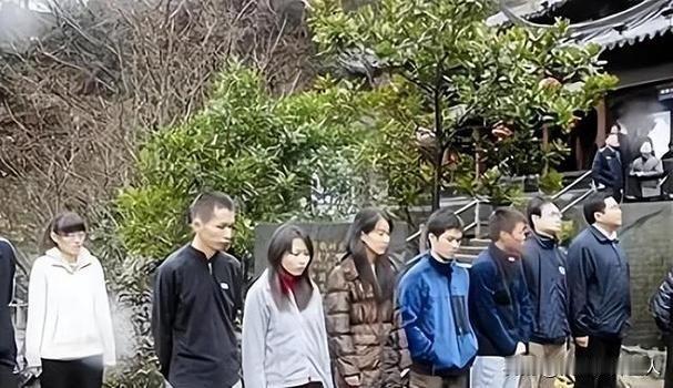 2010年一24岁民警，拼上命救出18位复旦高材生，不料这18人全是白眼狼，事情