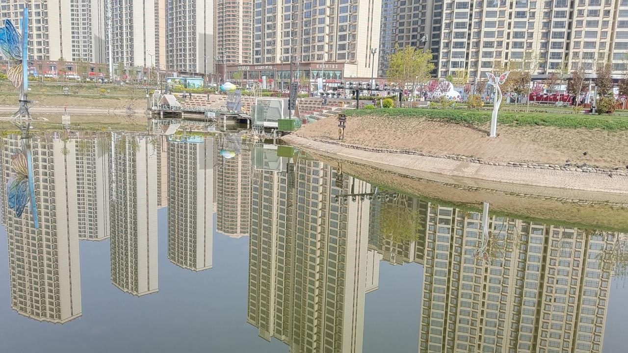 街拍城市建筑时，城市倒影简直是神来之笔。法国摄影师 Maxime Chillem