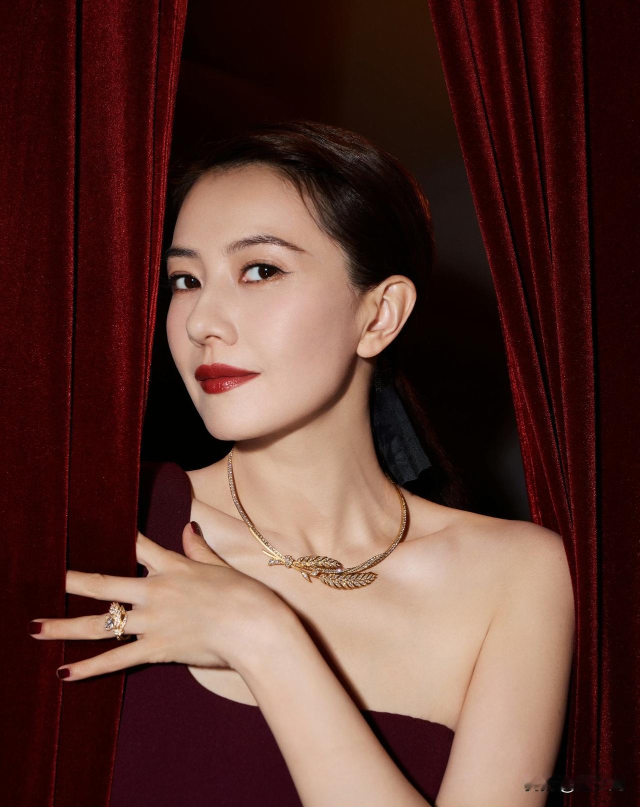 高圆圆的可塑性到底有多强？
46岁还能如此百变，拍侧脸照时，
在不同妆造的加持下