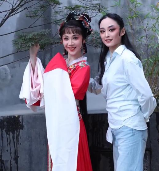 在当下的越剧舞台上，一群"90后、95后"新生代演员正以青春活力为这门百年艺术注
