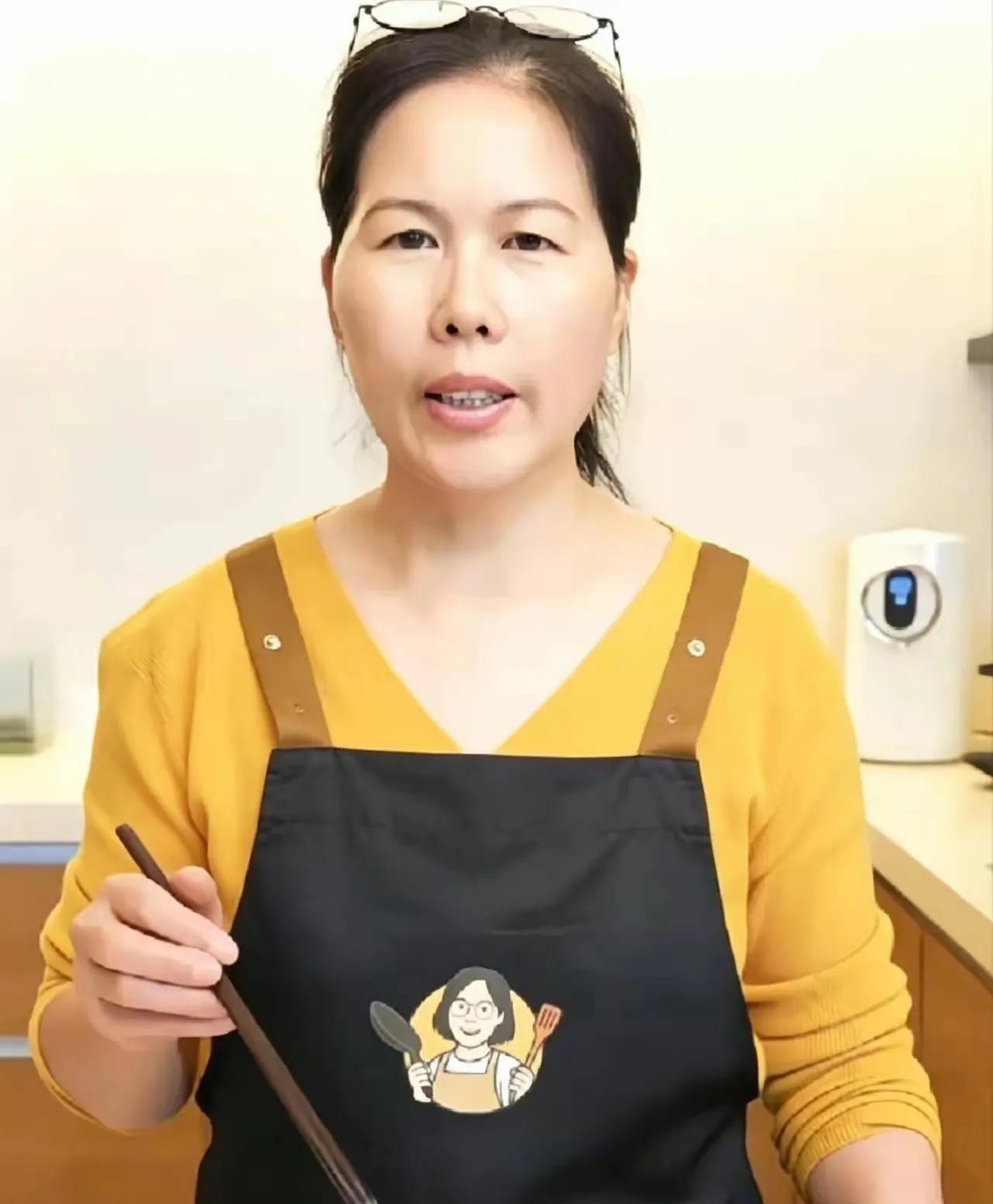 说实话小杨阿姨与她的嫂子颜值都一般，只是喜欢打扮，两人在网络上扮演美女。

此前